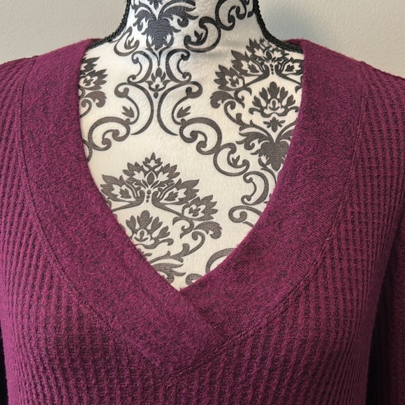 NWOT. Woman’s v-neck, long sleeve, waffle knit tunic length t-shirt in burgundy. - Picture 2 of 9